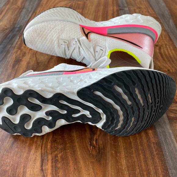 Women’s Nike React Infinity Run Flyknit Sneakers - Picture 9 of 15